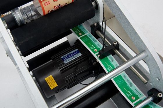 MT-50 semi-automatische etiketteringsmachine voor PET-flessen en blikjes