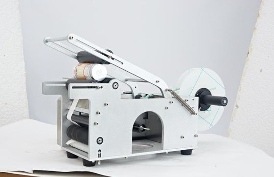 MT-50 semi-automatische etiketteringsmachine voor PET-flessen en blikjes