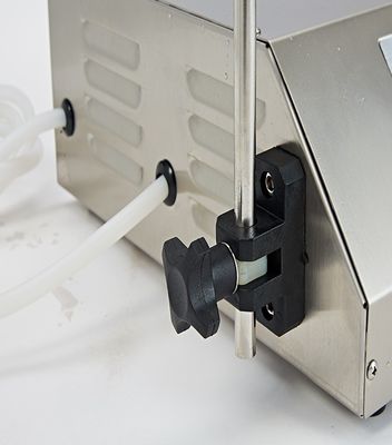 DUOQI Kleine CNC half-automatische vloeistofvulmachine voor flessen van het type verpakkingsproducten van eetbare oliën